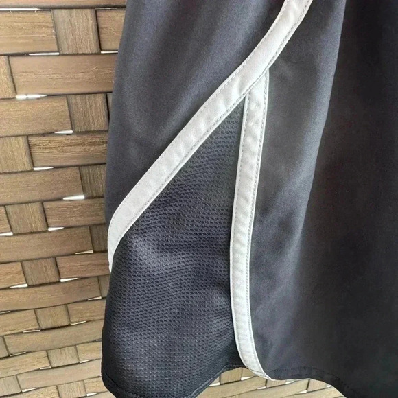 Under Armour Womens Mileage 2.0 Athletic Shorts Black Loose Elastic Waist Sz M - Picture 4 of 6